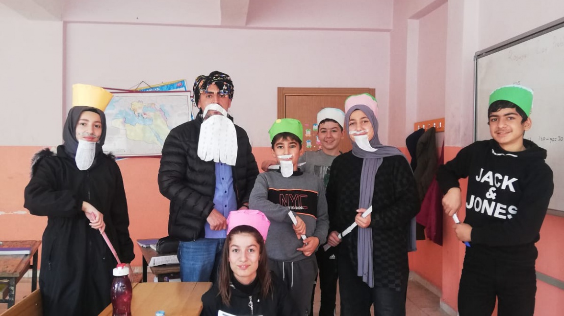 Sosyal Bilgiler Öğretmenimiz Mehmet Şerif Enüştekin Osmanlı Padişahlarını yaratıcı drama yöntemini kullanarak dersi eğlenceli hale getirdi 